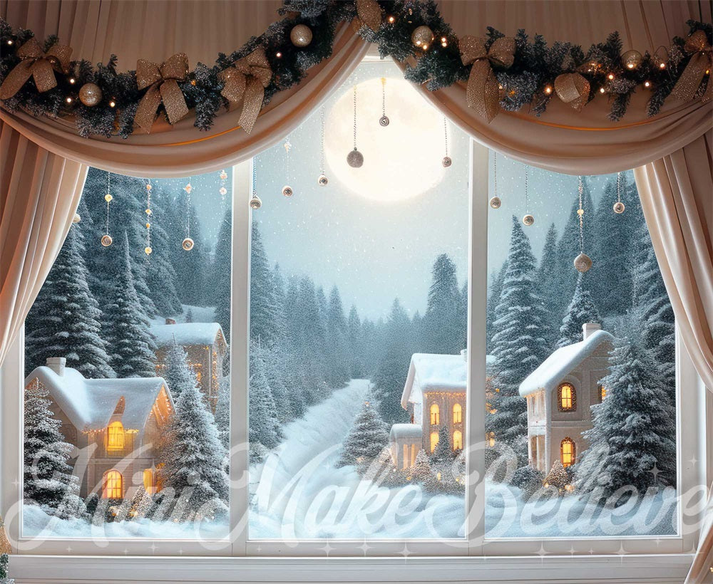 Noche de Navidad con cortina beige enmarcando la ventana diseñada por Mini MakeBelieve