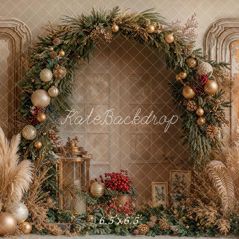 Arco de flores bohemio de Navidad con adornos dorados y fondo de hierba de pampas