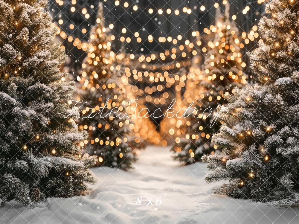Fondo de luces de cuerda de pinos nevados de Navidad Designed by Emetselch