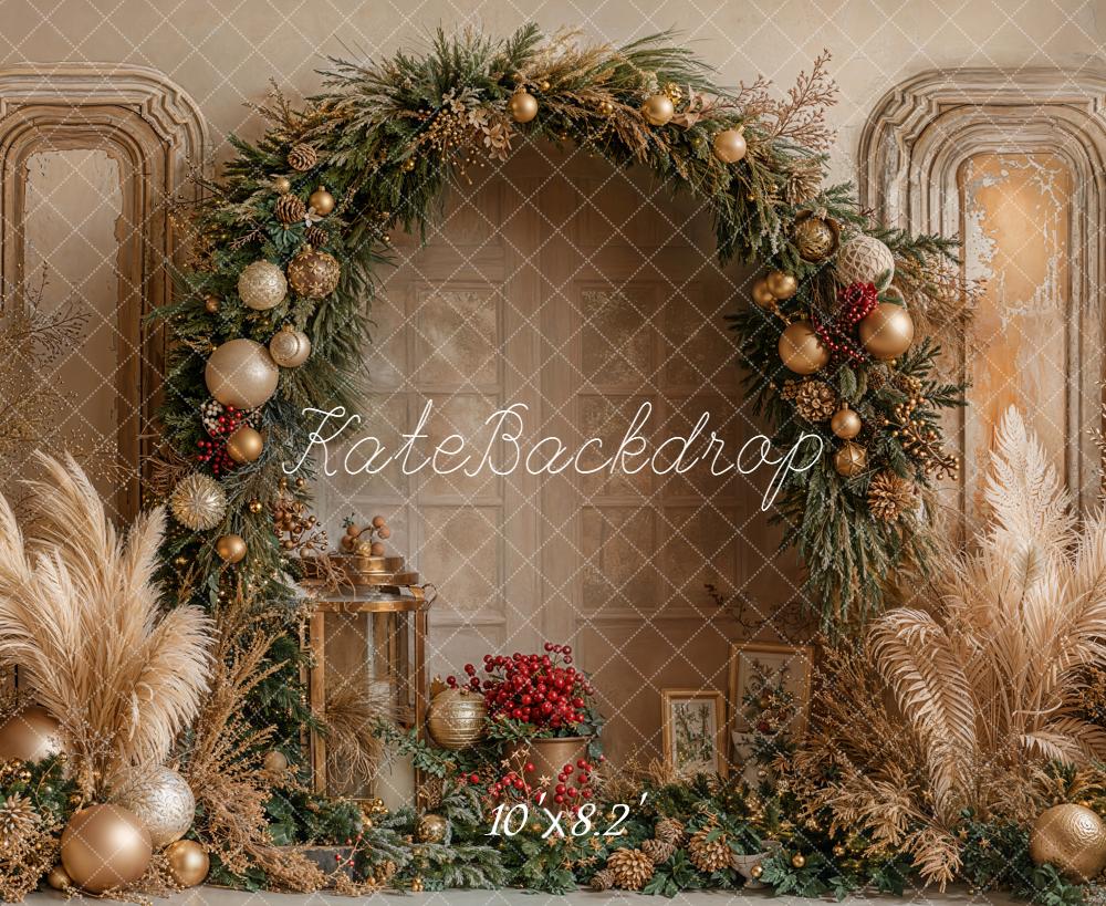 Arco de flores bohemio de Navidad con adornos dorados y fondo de hierba de pampas