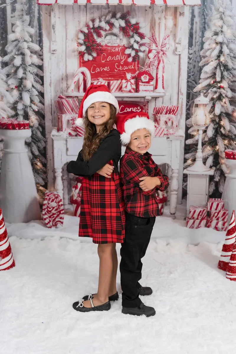 Bastones de caramelo de Navidad fuera de un fondo rojo diseñados por Emetselch