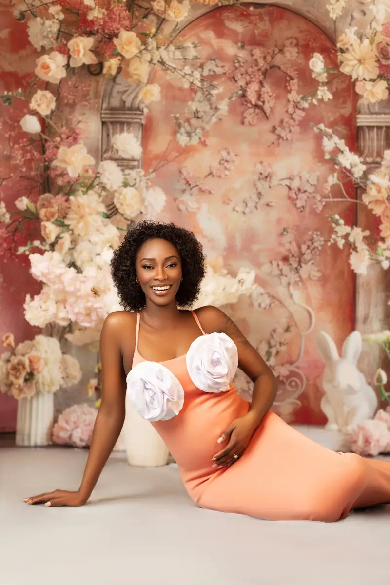 Paashaas wit roze bloemen marmeren boog gradiënt muurachtergrond ontworpen door Megan Leigh Photography