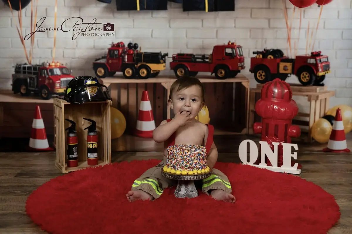 Verjaardagsteam Brandweer Thema Kleurrijke Ballon Speelgoed Auto en Uniform Wit Bakstenen Muur Foto Achtergrond Ontworpen door GQ