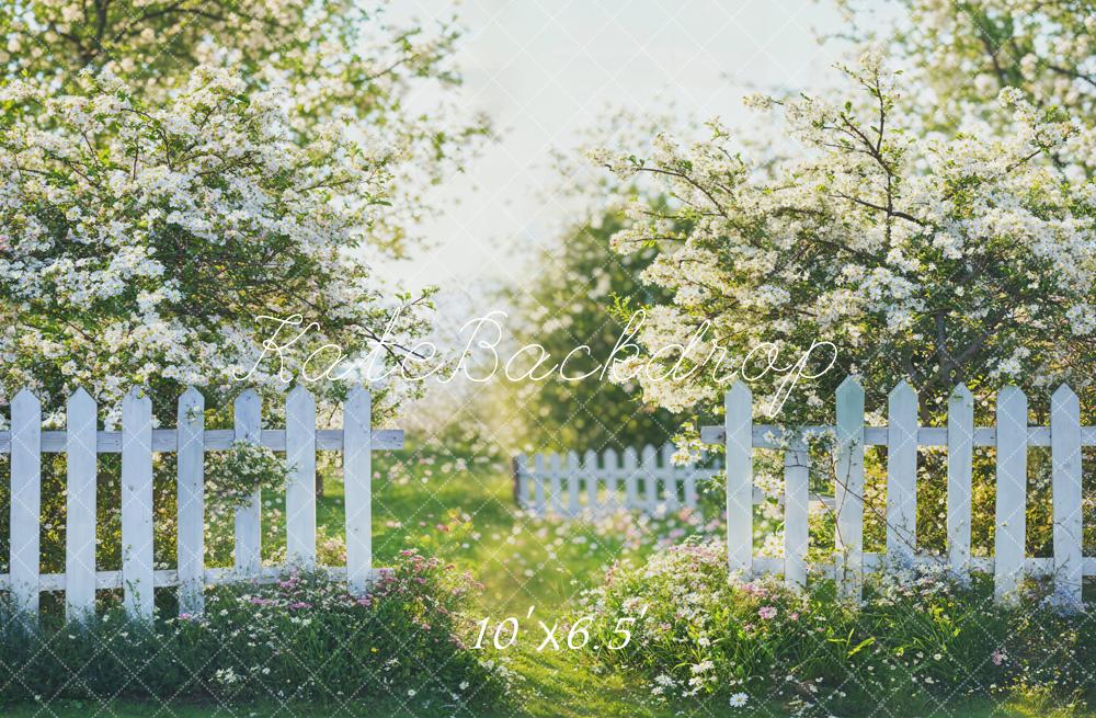 Fondo de Jardín de Primavera Cerca Blanca Designed by Emetselch