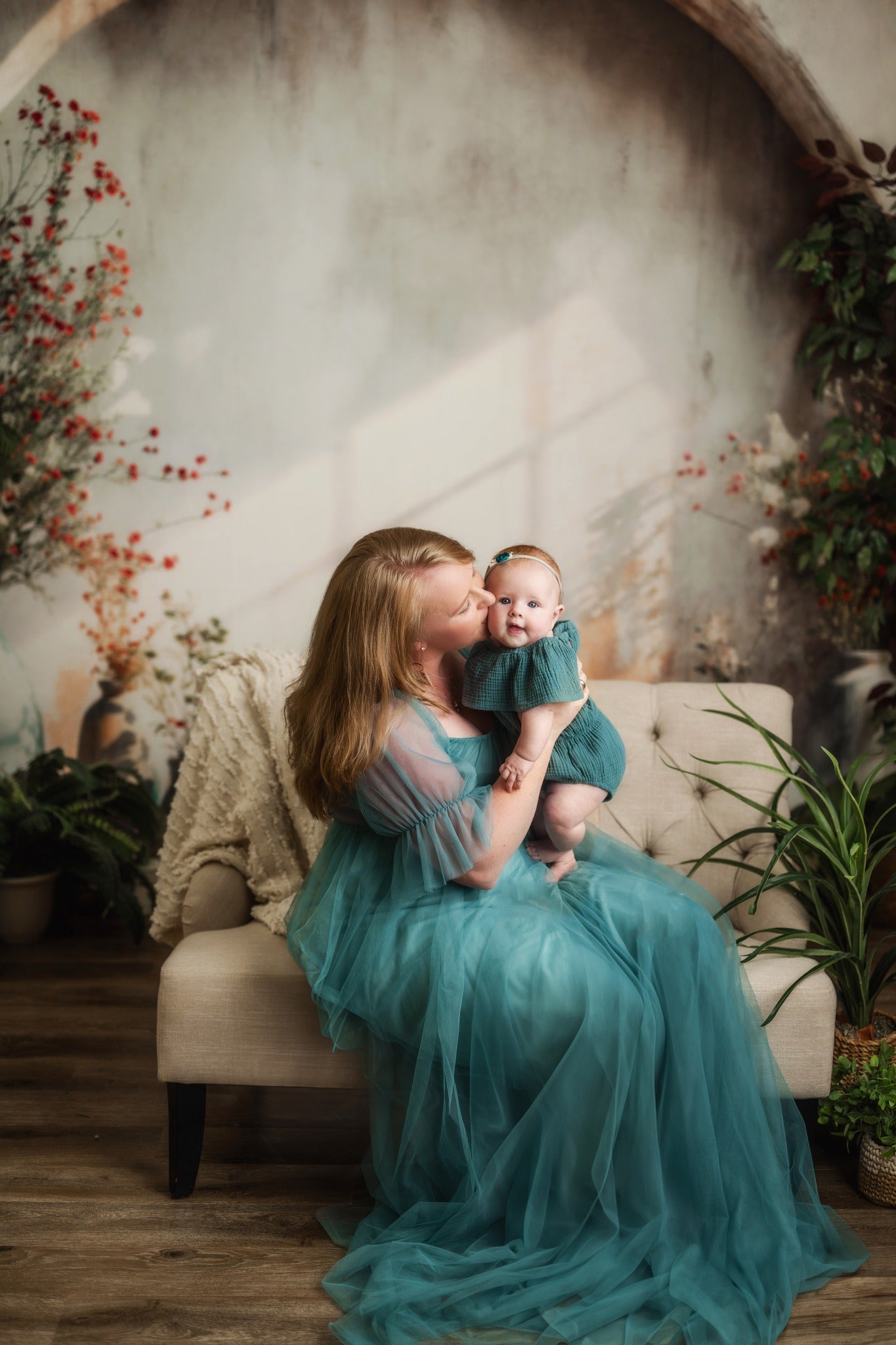 Vaso da fiori stile moderno con arco per sfondo a parete progettato da Emetselch