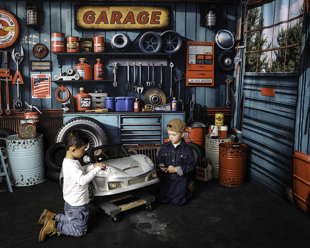Garaje de tinta azul con marco de metal para ventana en la pared del bosque - conjunto de habitación.