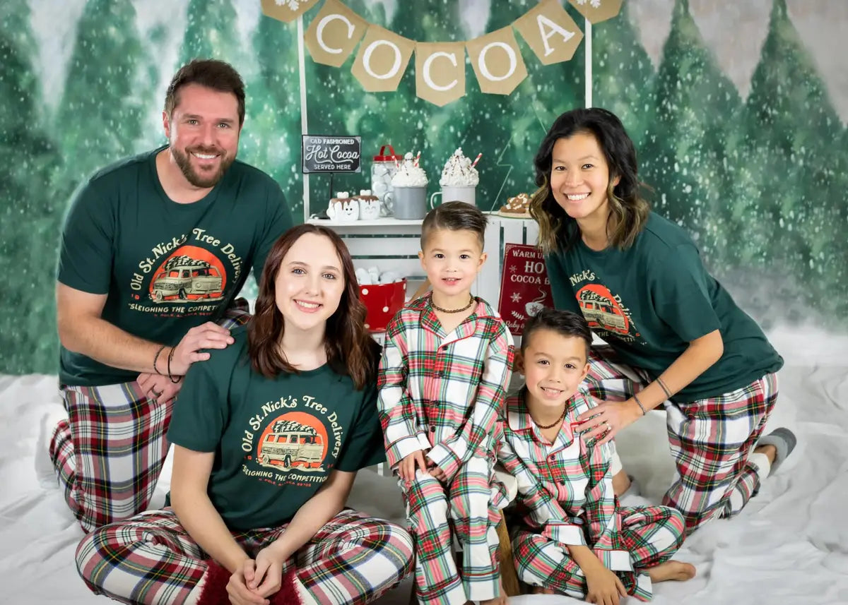 Sfondo invernale incantevole della foresta innevata progettato da Modest Brushes