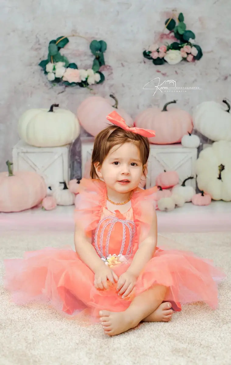 Fondo de calabaza rosa para sesión de fotos de smash cake diseñado por Valerie Miranda