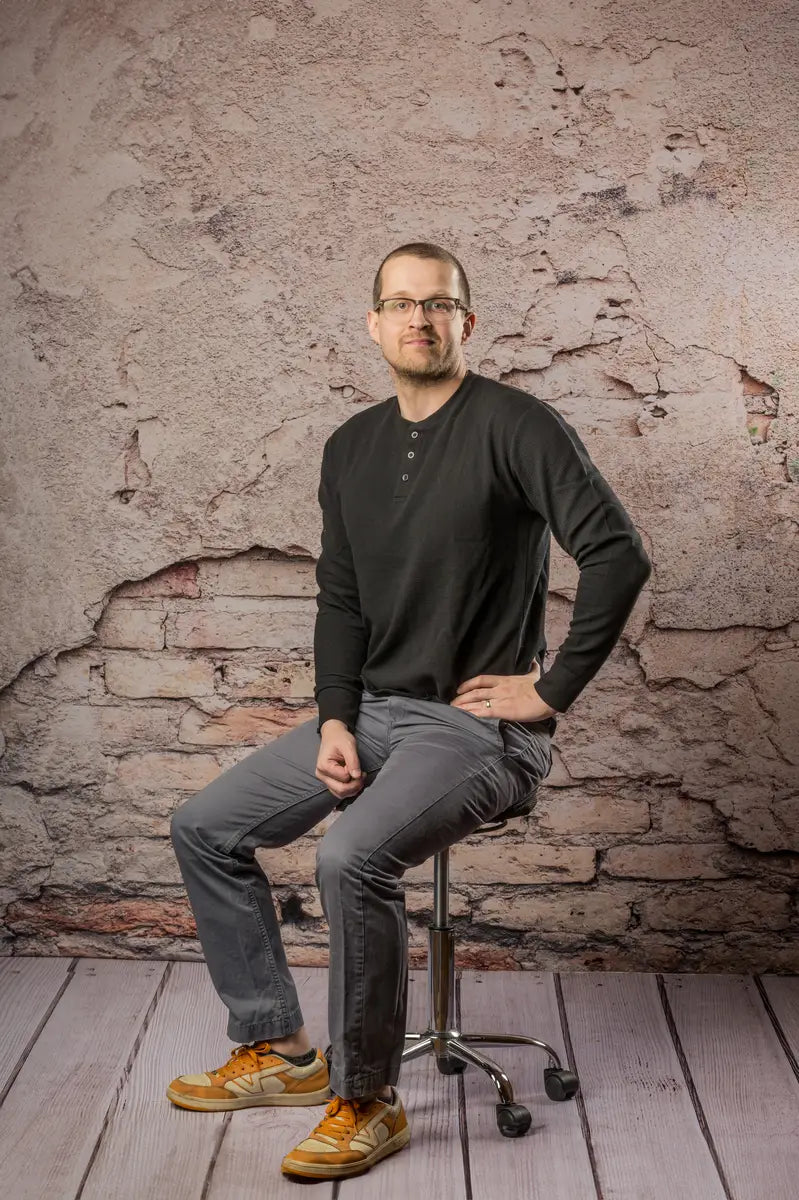 Retro sfondo di mattoni in cemento danneggiato + tappeto in gomma color legno grigio