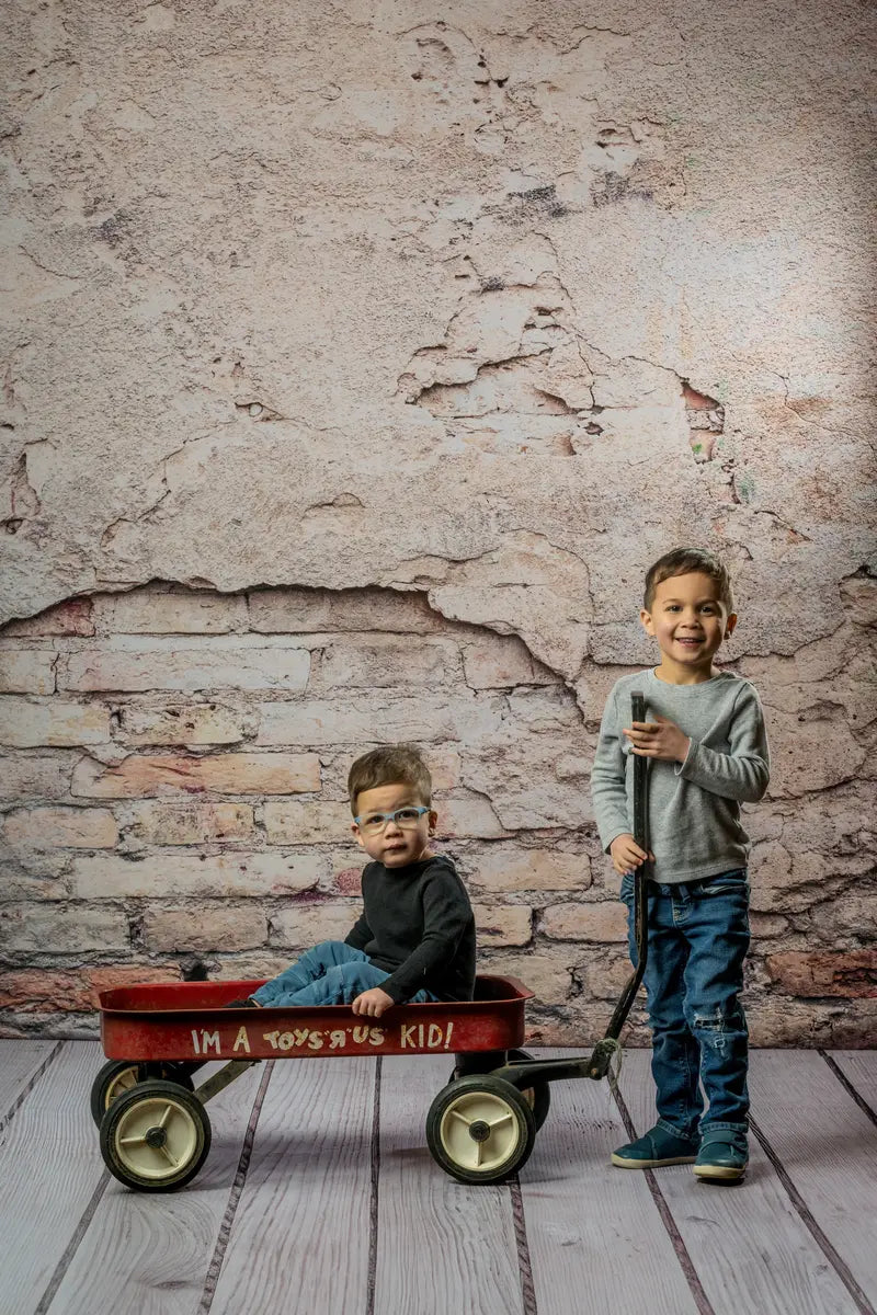 Retro sfondo di mattoni in cemento danneggiato + tappeto in gomma color legno grigio