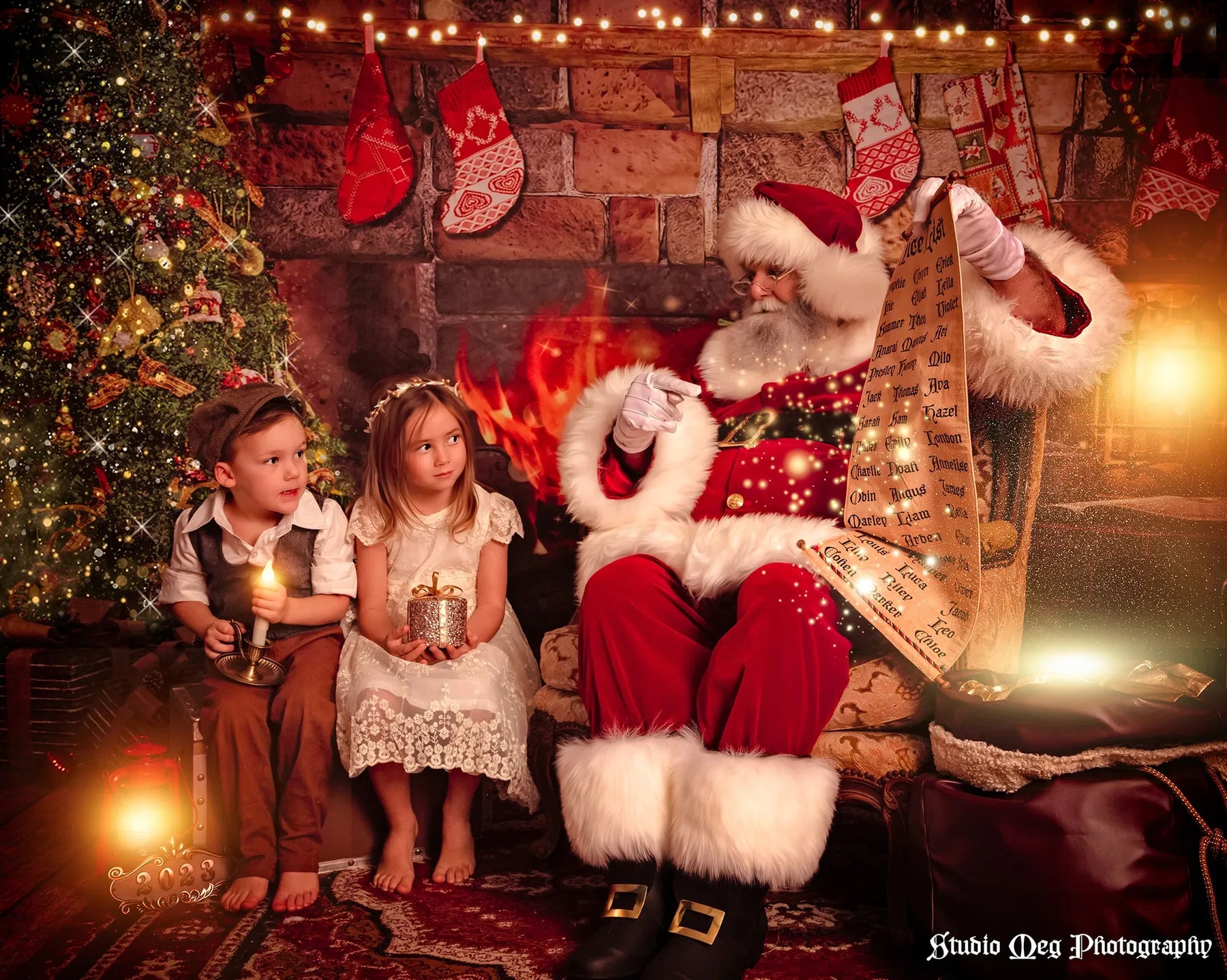 Kerstachtergrond met boom en oude bakstenen openhaard ontworpen door Chain Photography
