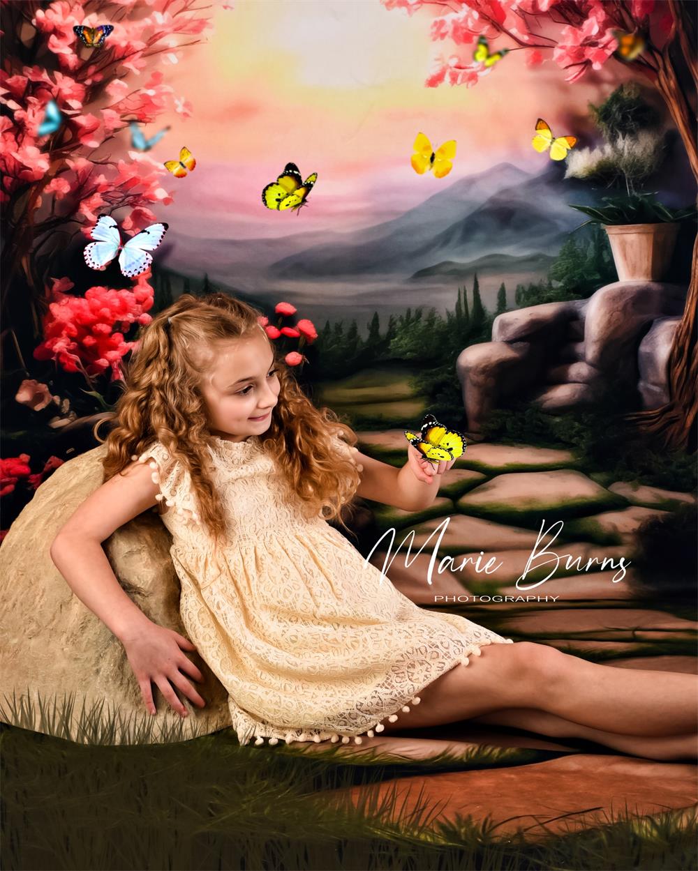 Fantasía de primavera con barrido rosa bokeh en un bosque de flores de cerezo, monte verde, prado y camino de piedra diseñado por Happy Squirrel Design