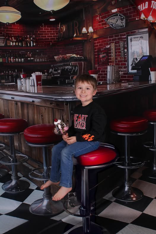 Sfondo per diner vintage marrone in legno progettato da Megan Leigh Photography