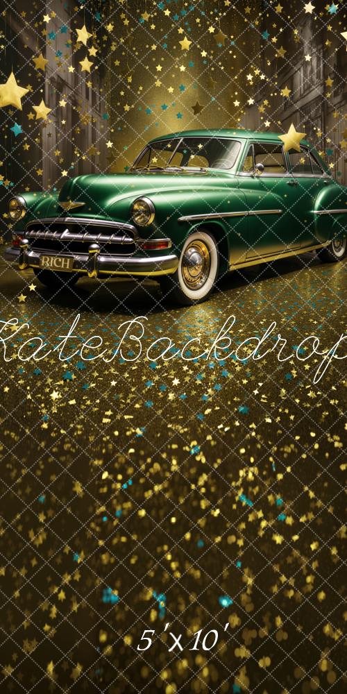 Barriendo la Calle Nocturna Vintage con Estrellas Brillantes en Coche Verde Oscuro Diseñado por Chain Photography