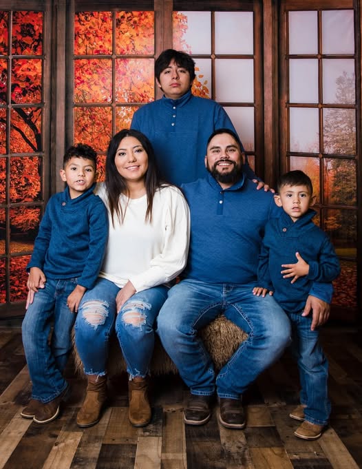 Fondo de hojas caídas fuera de la ventana para fotografía
