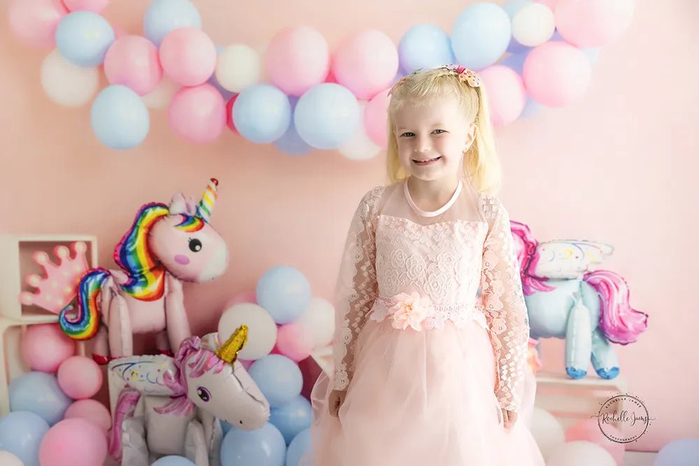 Fondo de cumpleaños rosa con unicornio y globos diseñado por Emetselch