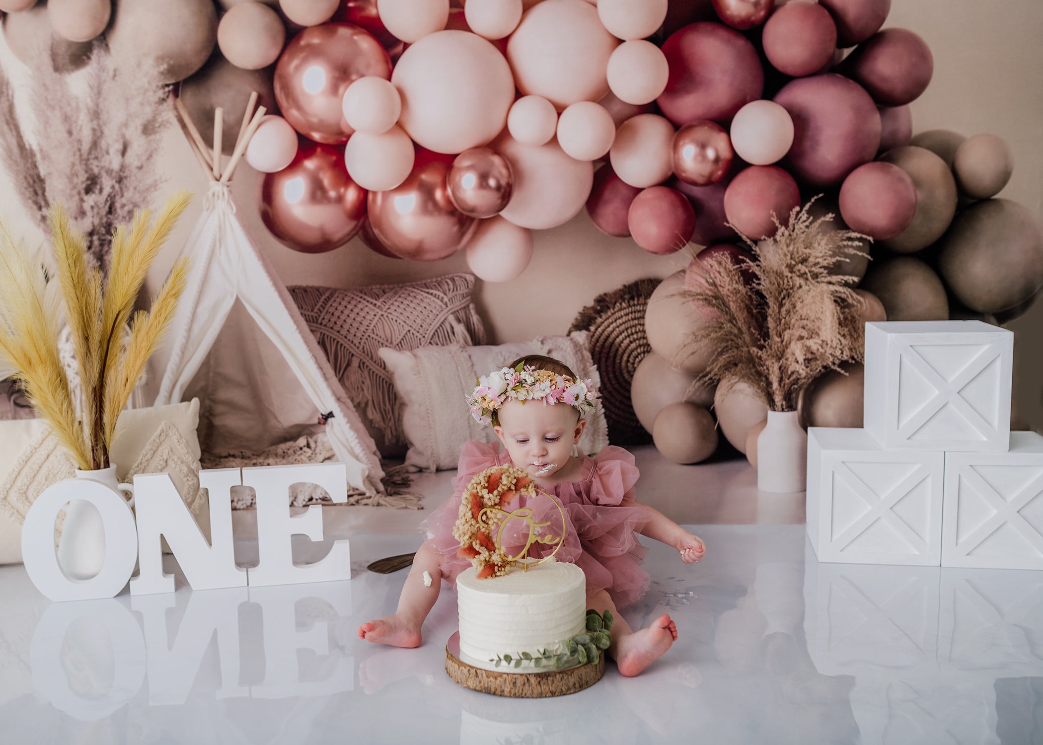 Decoración de globos de estilo boho y fondo de carpa de primavera diseñado por Mandy Ringe Photography