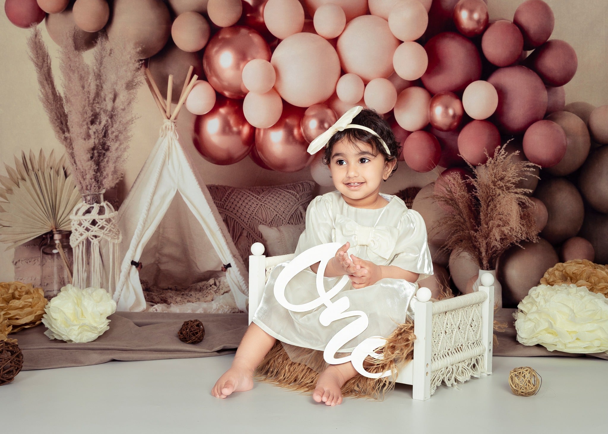 Decoración de globos de estilo boho y fondo de carpa de primavera diseñado por Mandy Ringe Photography