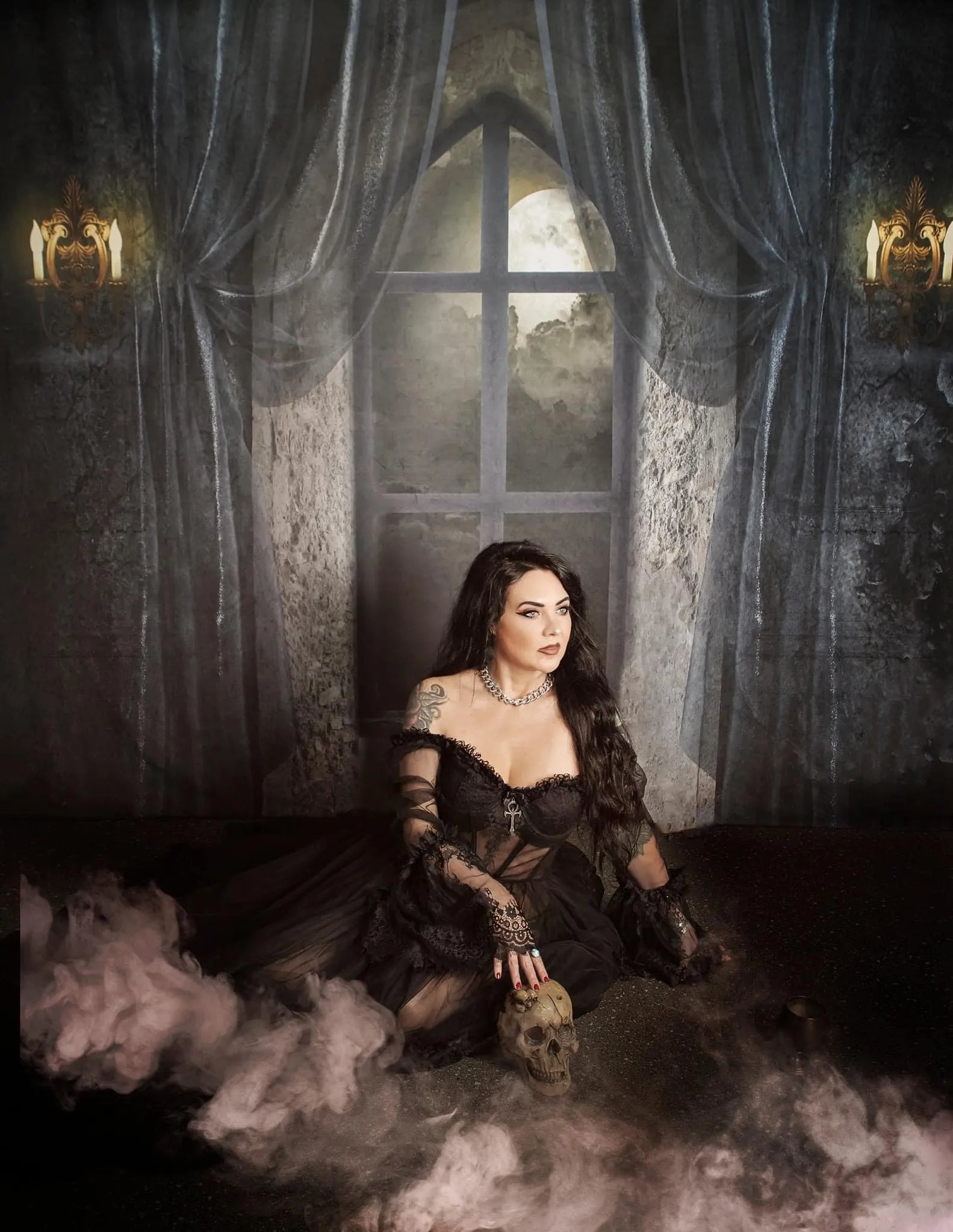 Sfondo di Halloween con castello di notte e luna nuvola disegnato da Uta Mueller Photography