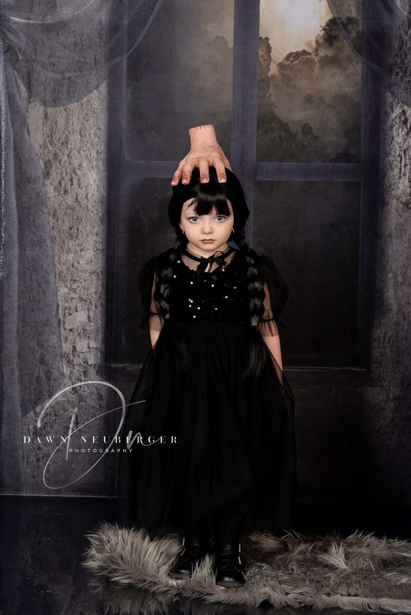 Sfondo di Halloween con castello di notte e luna nuvola disegnato da Uta Mueller Photography