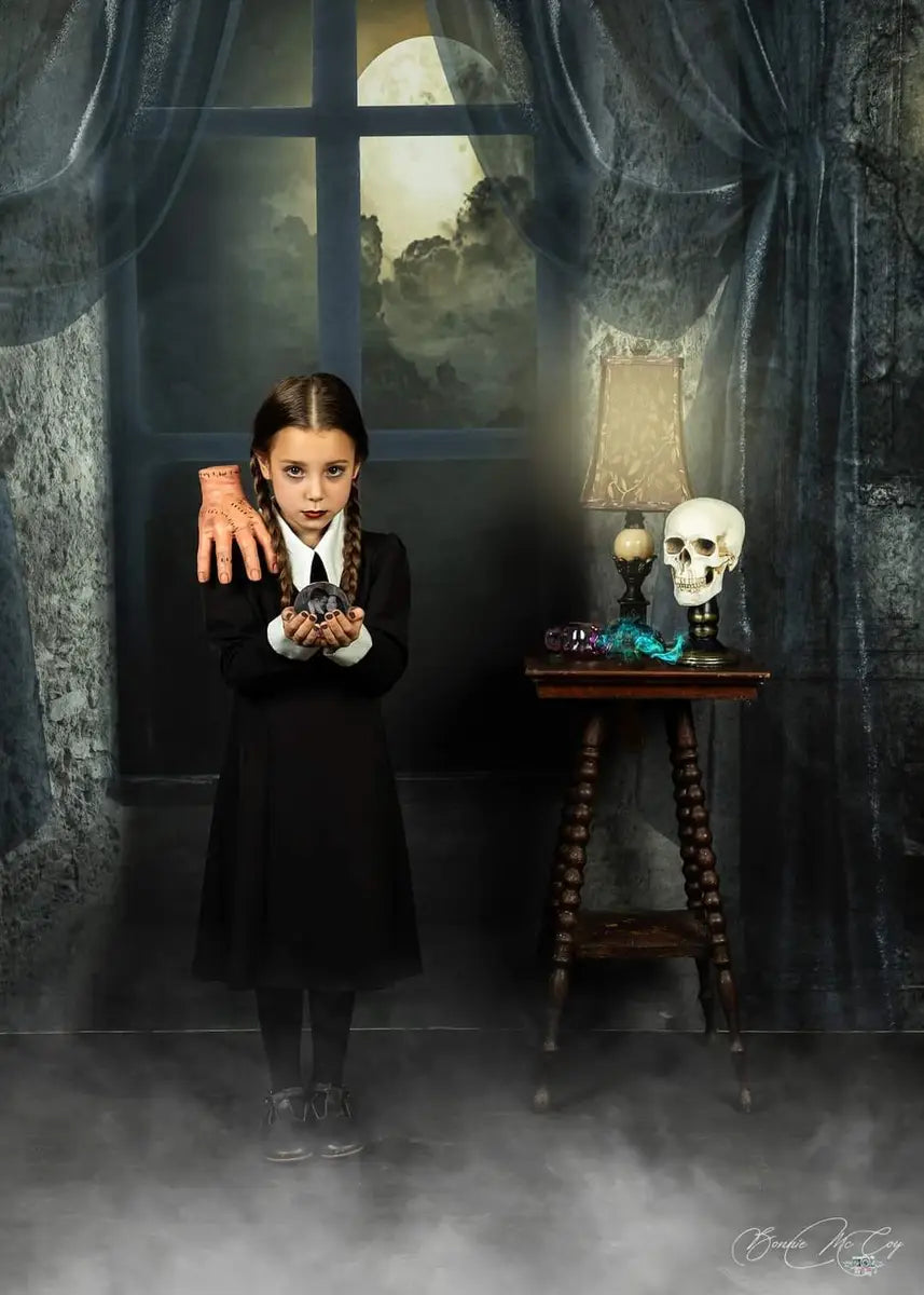 Sfondo di Halloween con castello di notte e luna nuvola disegnato da Uta Mueller Photography