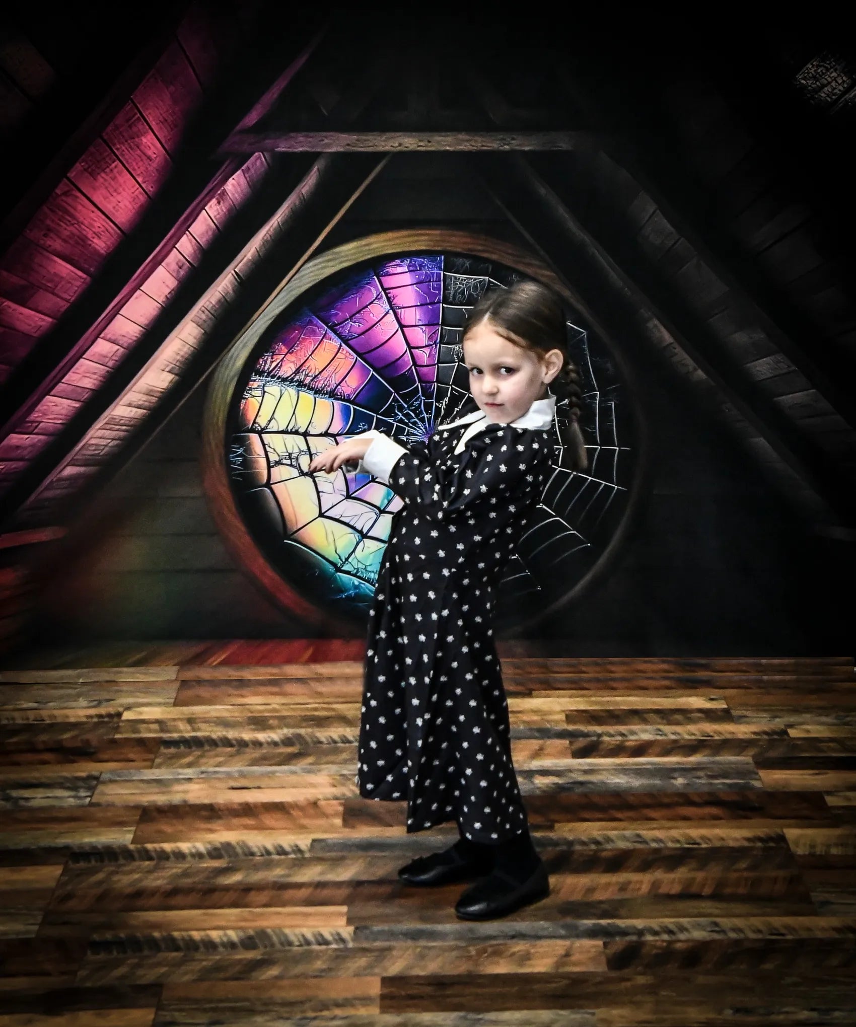 Spaventoso Halloween Attic Dorm Room Colorful Spiderweb Window Backdrop Progettato da Mini MakeBelieve