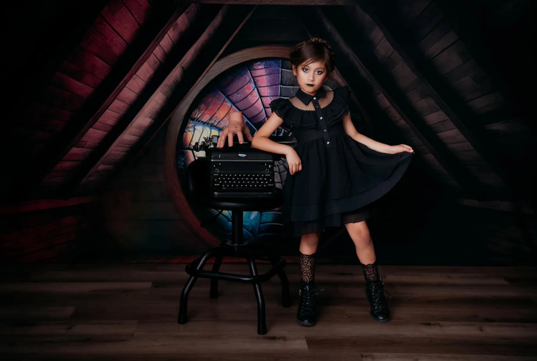 Spaventoso Halloween Attic Dorm Room Colorful Spiderweb Window Backdrop Progettato da Mini MakeBelieve