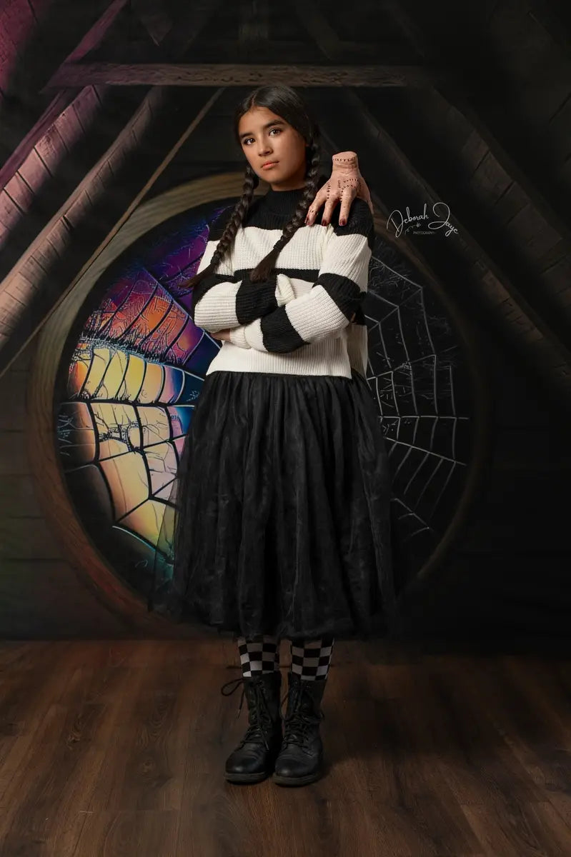 Spaventoso Halloween Attic Dorm Room Colorful Spiderweb Window Backdrop Progettato da Mini MakeBelieve