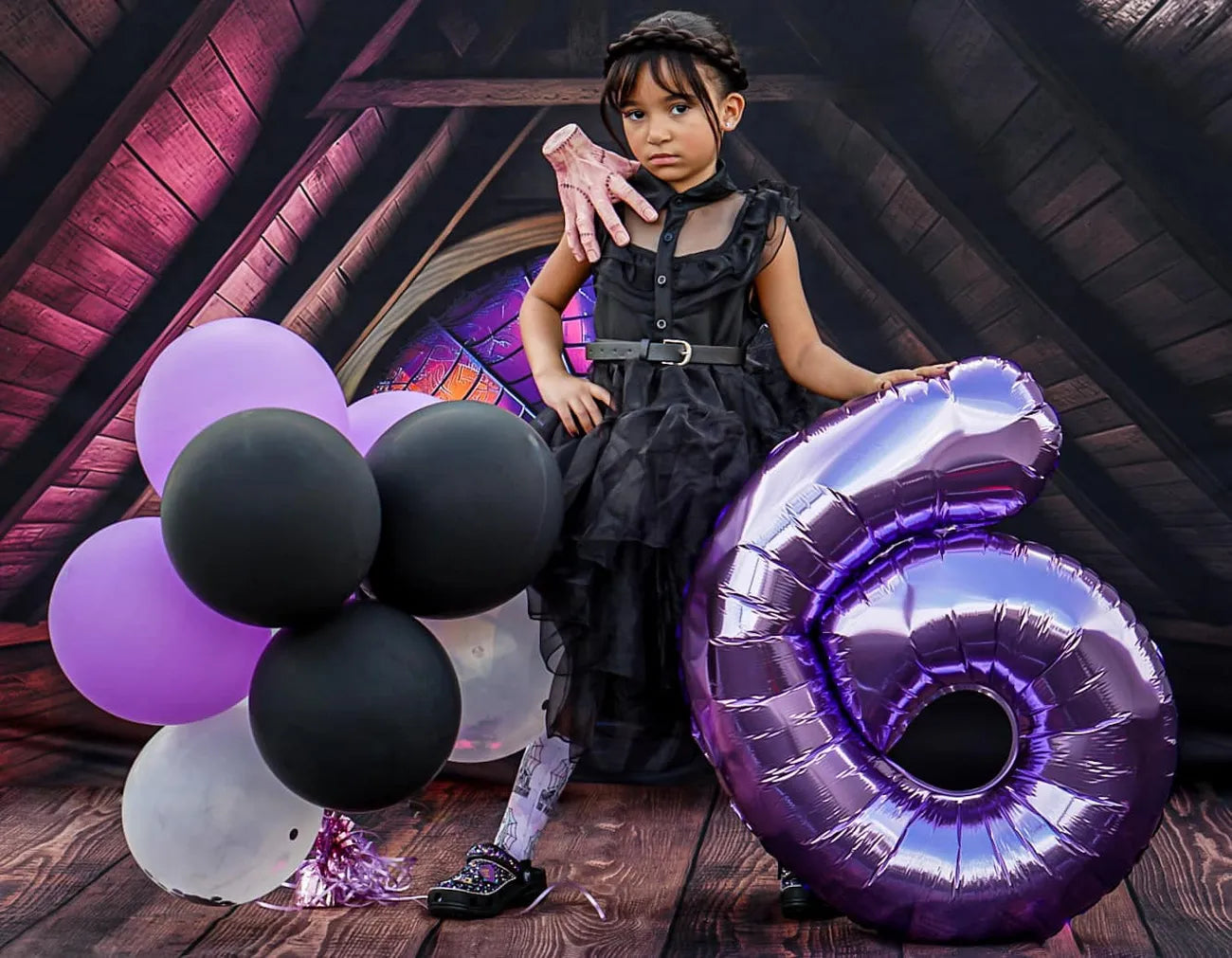 Spaventoso Halloween Attic Dorm Room Colorful Spiderweb Window Backdrop Progettato da Mini MakeBelieve