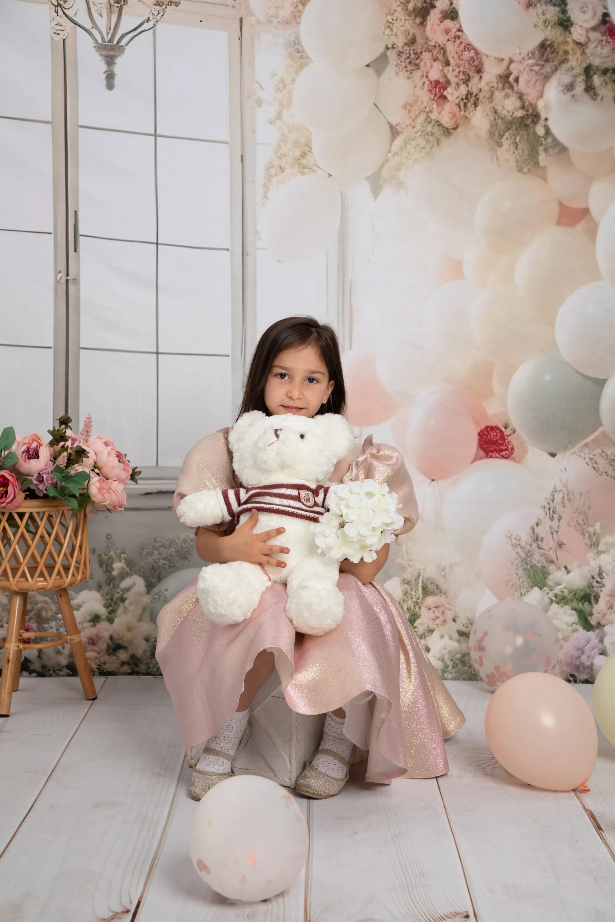 Fondo de Primavera desgastado y luminoso diseñado por Mini MakeBelieve para una fiesta en sala de bodas y cumpleaños