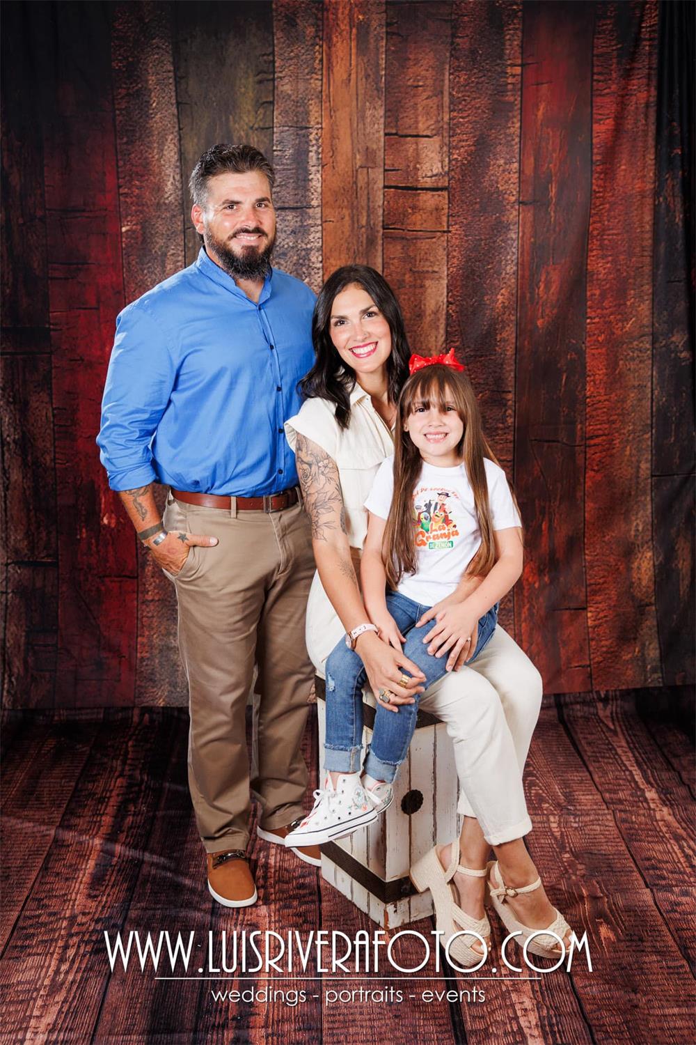 Donkere juweel getinte houten achtergrondwand ontworpen door Angela Miller