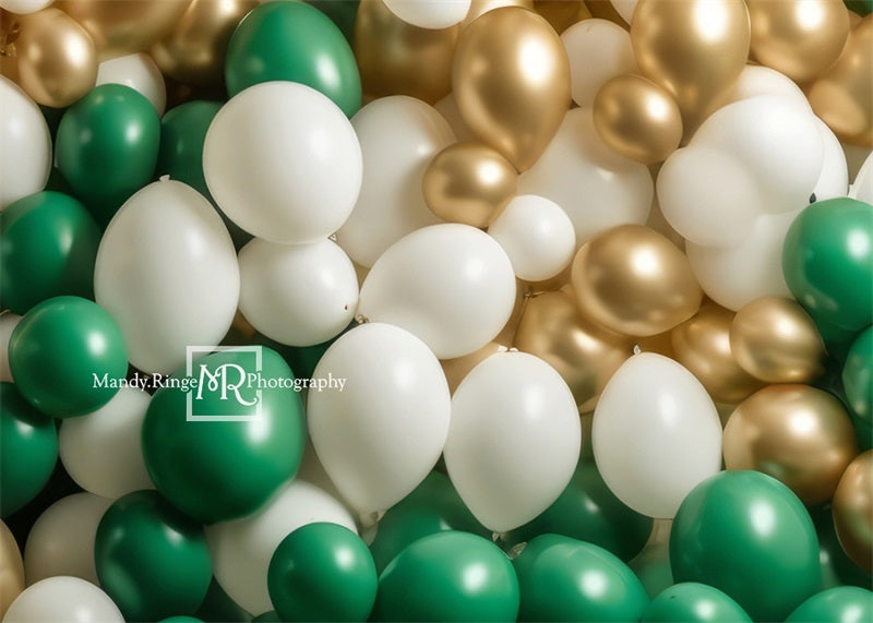Sfondo a palloncino verde, dorato e bianco progettato da Mandy Ringe Photography