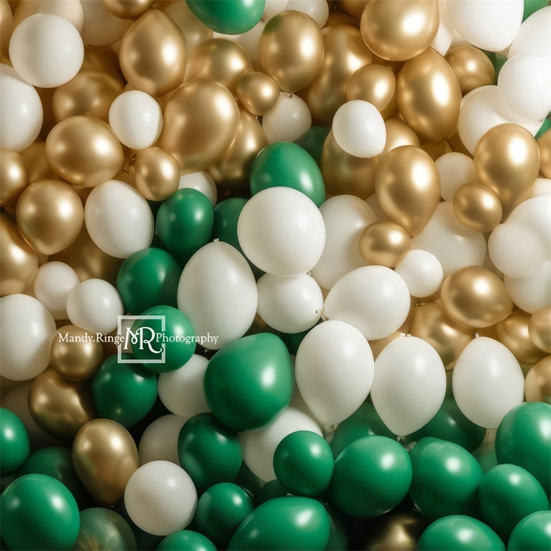 Sfondo a palloncino verde, dorato e bianco progettato da Mandy Ringe Photography