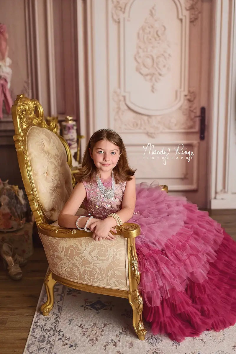 Sierlijke crèmekleurige Victoriaanse muur met deur achtergrond ontworpen door Mandy Ringe Photography