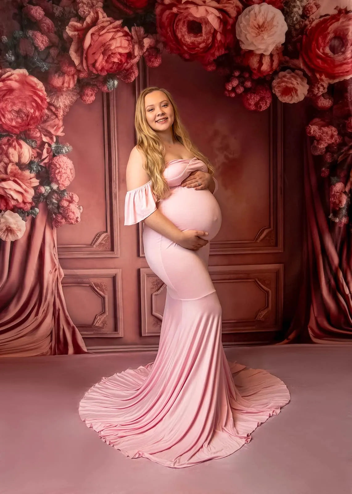 Arco de pared con flores rosadas y fondo de tela diseñado por Mandy Ringe Photography