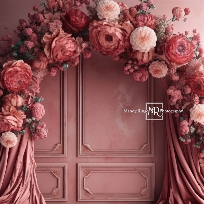 Arco de pared con flores rosadas y fondo de tela diseñado por Mandy Ringe Photography