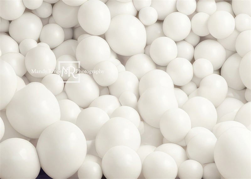 Fondo de pared de globos blancos diseñado por Mandy Ringe Photography