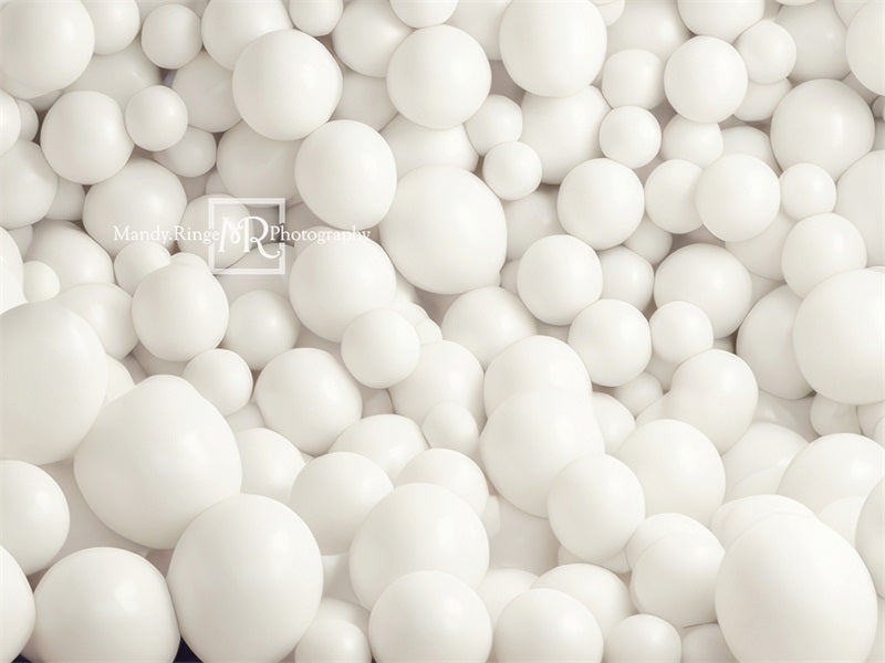 Fondo de pared de globos blancos diseñado por Mandy Ringe Photography
