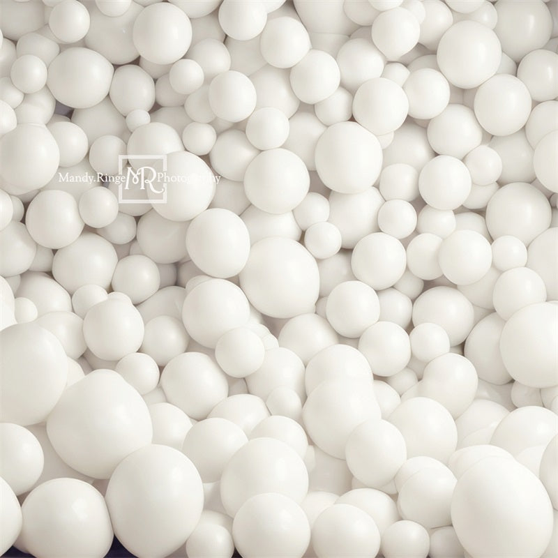 Fondo de pared de globos blancos diseñado por Mandy Ringe Photography