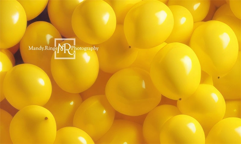 Fondo de pared con globos amarillos diseñado por Mandy Ringe Photography