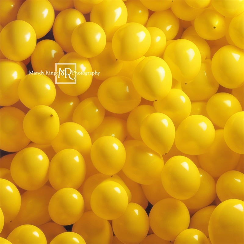 Fondo de pared con globos amarillos diseñado por Mandy Ringe Photography