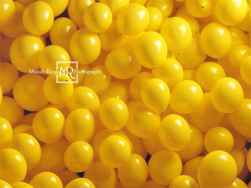 Fondo de pared con globos amarillos diseñado por Mandy Ringe Photography