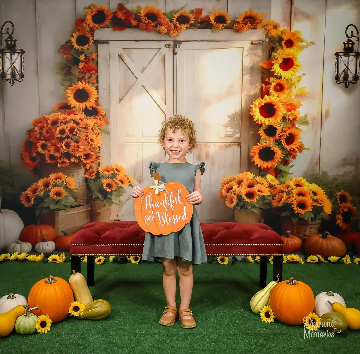 Telón de fondo de un granero de calabazas y girasoles de otoño diseñado por Chain Photography