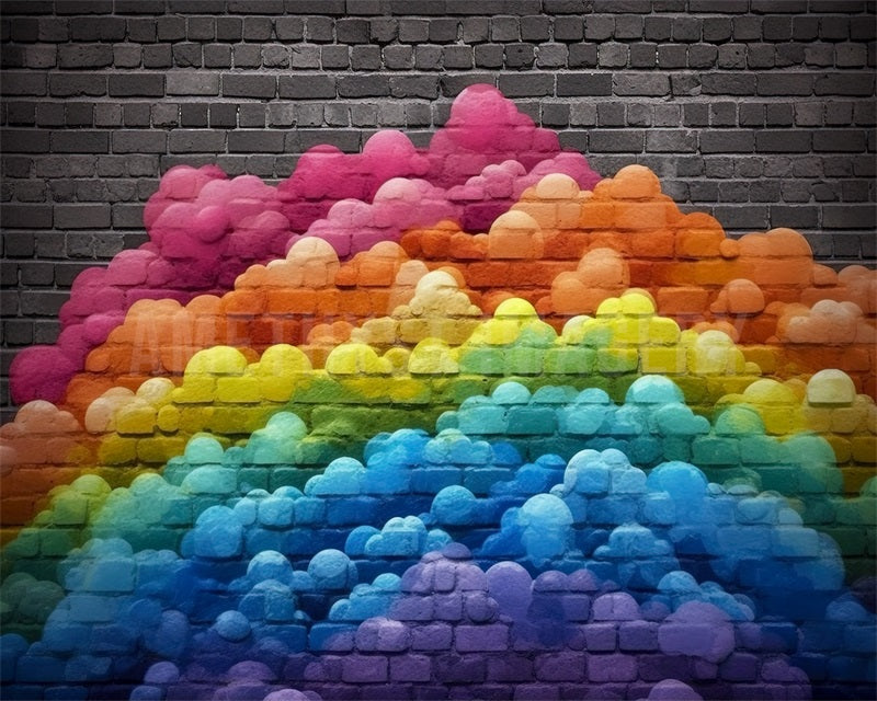 Muro de ladrillos con fondo de nubes pintadas de arcoíris diseñado por Angela Miller