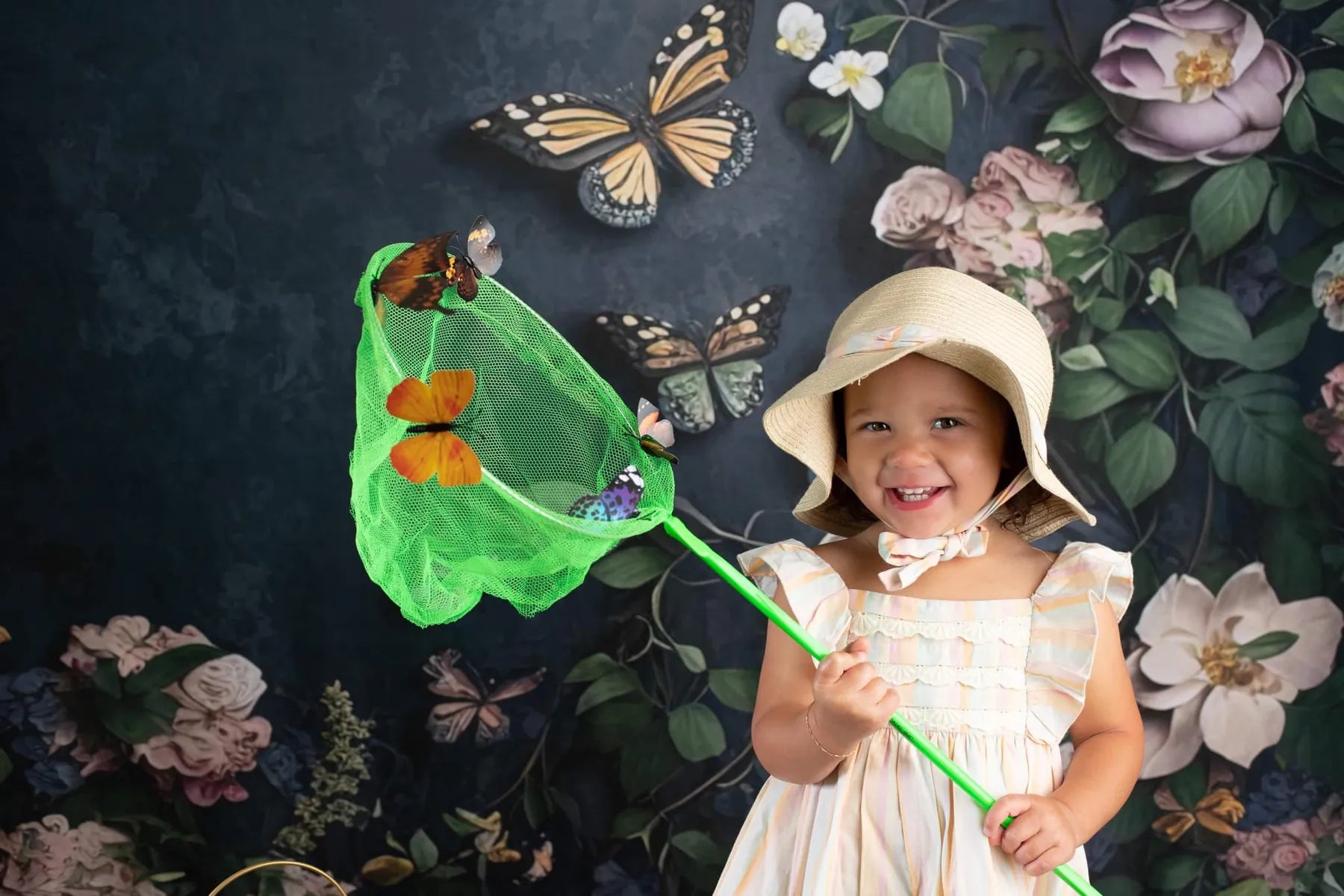 Fondo de mariposas de flores oscuras diseñado por Angela Miller