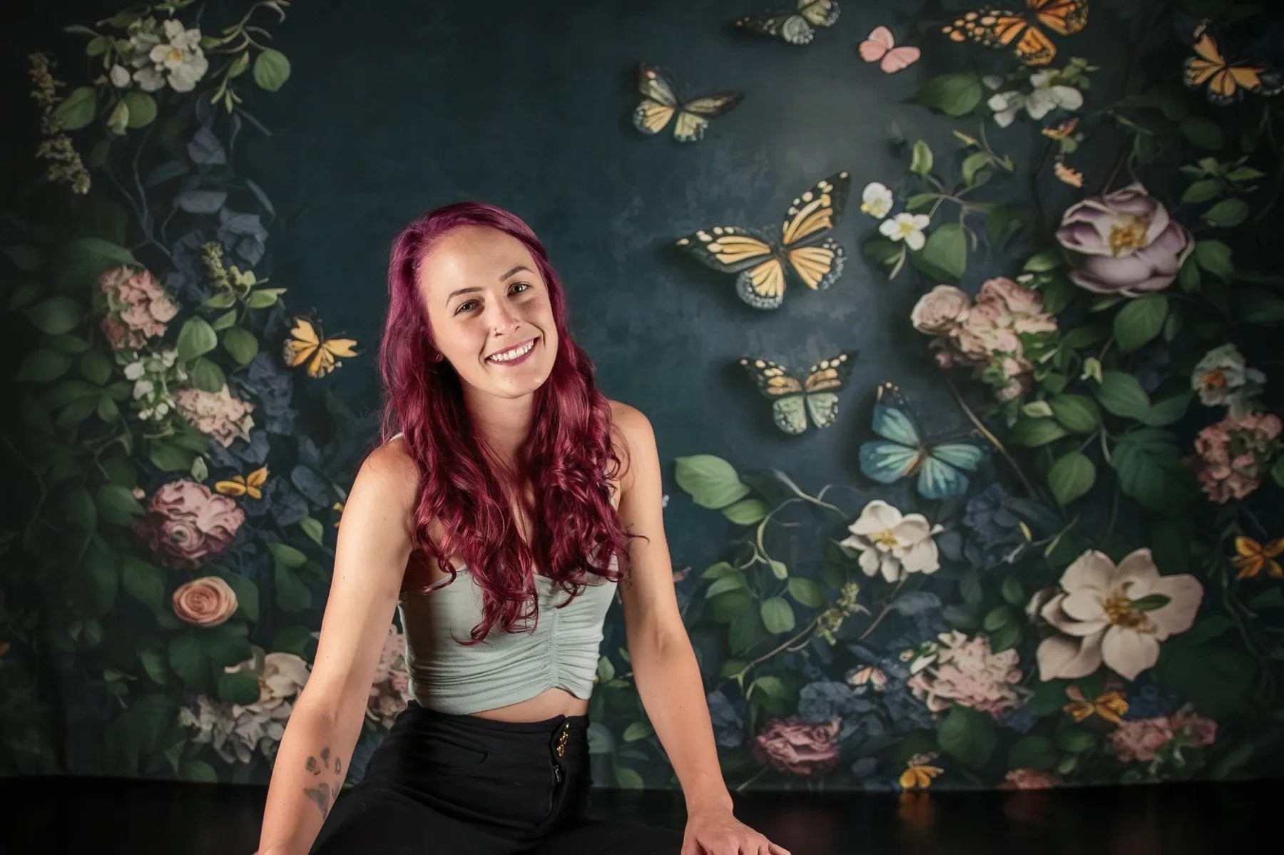 Fondo de mariposas de flores oscuras diseñado por Angela Miller