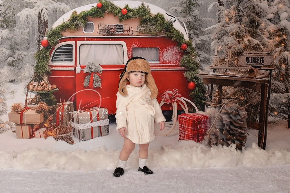 Tienda de campaña roja para acampar al aire libre en Navidad con fondo de árboles para fotografía.