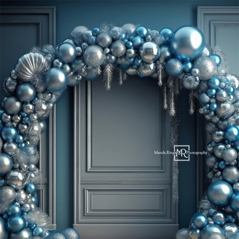 Fondo de arco de adornos navideños azules y plateados diseñado por la fotógrafa Mandy Ringe