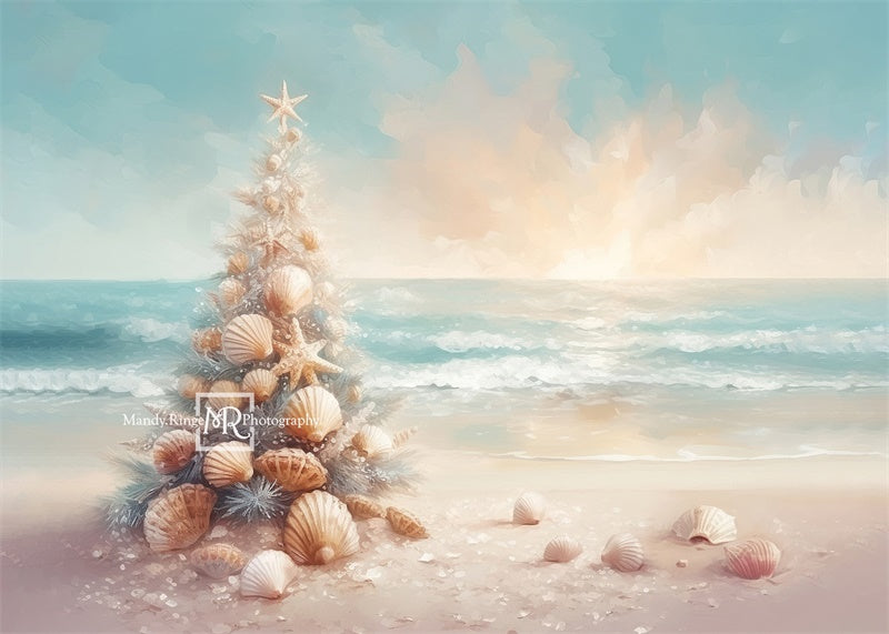 Albero di Natale sulla spiaggia con sfondo di conchiglie marine disegnato da Mandy Ringe Photography