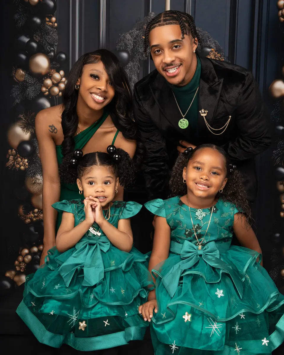 Elegante fondo de puerta delantero navideño en negro y oro diseñado por Mandy Ringe Photography